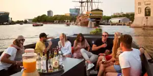Groep mensen op de cocktail cruise amsterdam