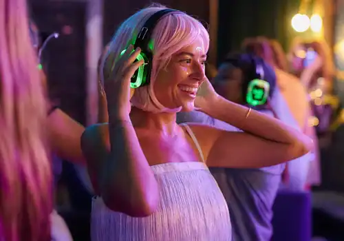 Dame met een silent disco kooptelefoon op
