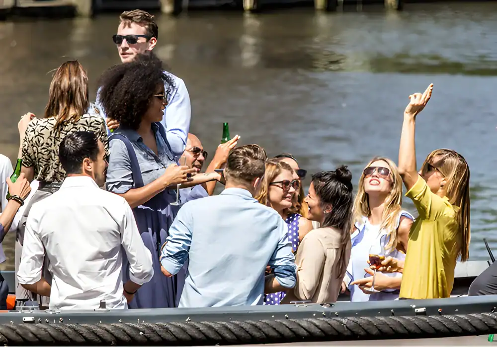 Teamuitje op een open sloep