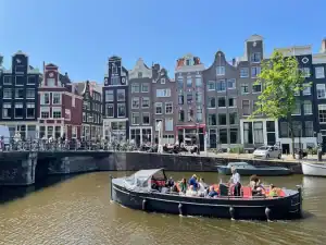 Sloep Amigo varend over grachten Amsterdam