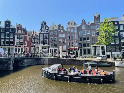 Apsara sloep varend in zomer over Amsterdamse grachten