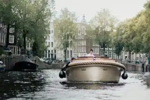 Sloep Naut voortang op water Amsterdam