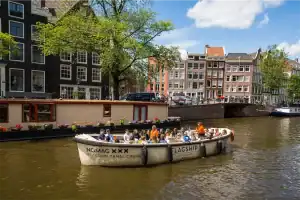 Sloep Nomag op water Amsterdam met guide