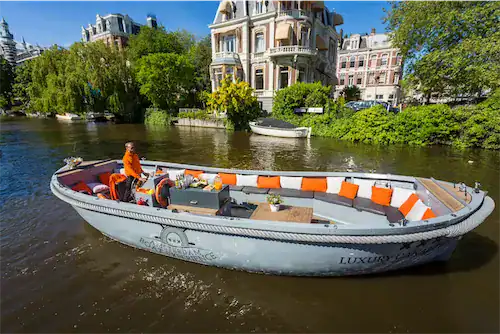 Apsara sloep varend in zomer over Amsterdamse grachten