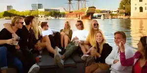 Sloep met kletsende mensen Amsterdam