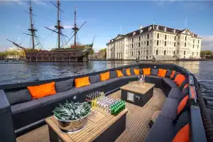 Sloep nomag met borrel arrangement voor scheepsvaartmuseum Amsterdam
