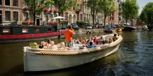 Sloep varend door de Amsterdamse grachten
