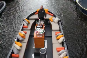 Sloep vording met drankarrangement op water