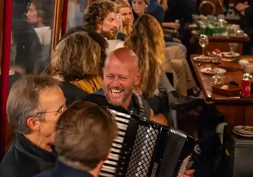 Accordeonist op de Smartlappenboot Amsterdam