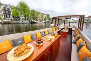 Snacks op gedekte tafel interieur Salonboot Bartolotti
