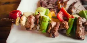 BBQ-Spieße auf einem Teller