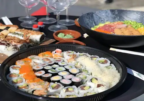 Sushi en pokébowl op een boot