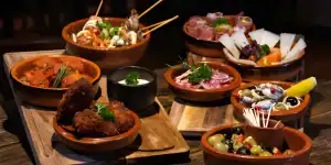 Tisch mit einer Auswahl an Tapas