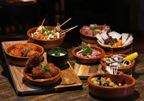 Tafel met een variatie aan tapas