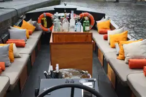 Uitgebreid drankarrangement op sloep vording interieur