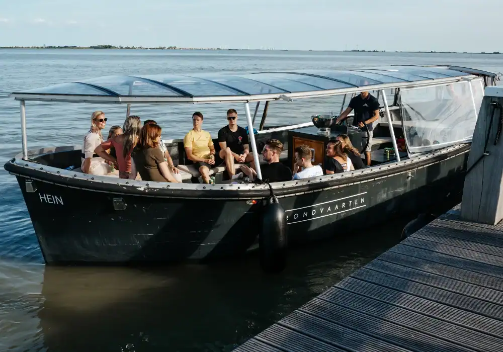 Groep mensen in een boot in Volendam