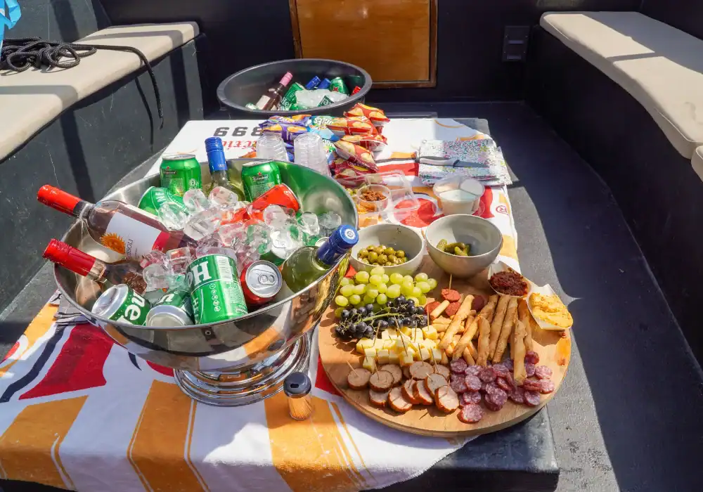 Hapjes en drankjes op een boot in Volendam