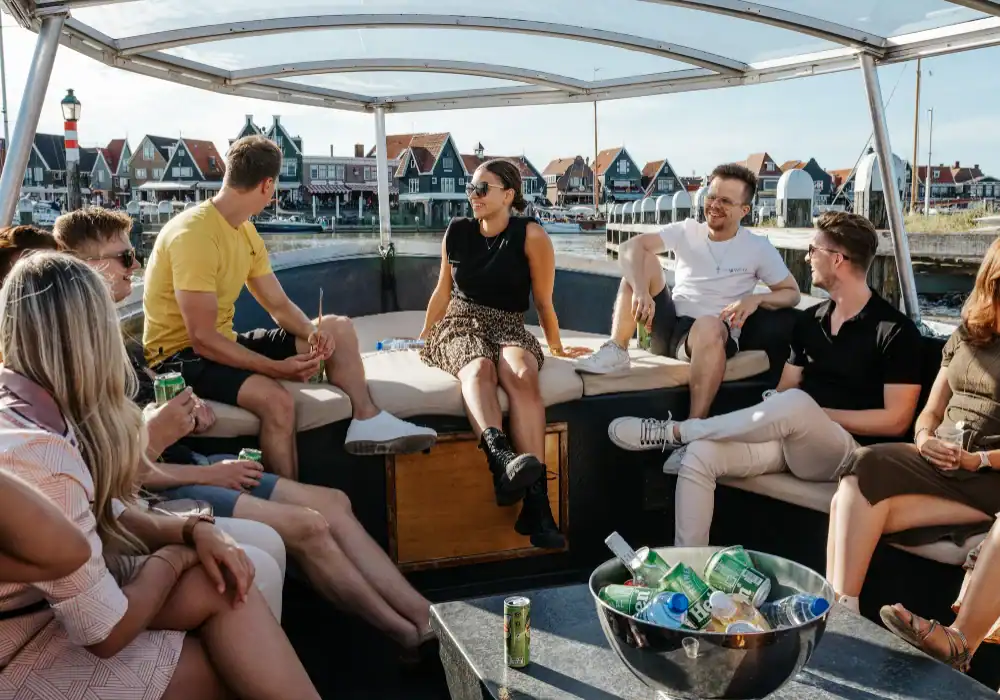 Groep mensen die zitten in een boot in Volendam