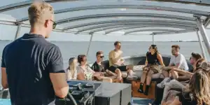 Gruppe Menschen im Gespräch in einem Boot in Volendam