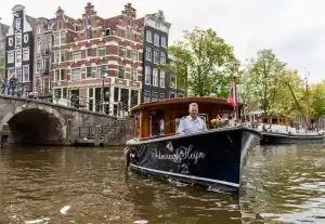 Vooraanzicht met kapitein salonboot Admiraal Heijn