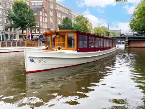 Vooraanzicht salonboot Iris op het water