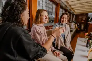 Frauen mit Getränken auf dem Salonboot Eveline