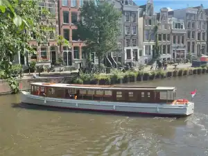 Zijaanzicht Salonboot swaen varend op grachten