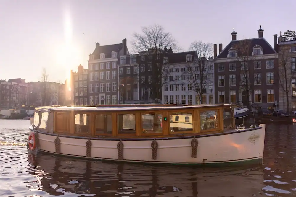 Salonboot Griffioen zijaanzicht met kapitein FI