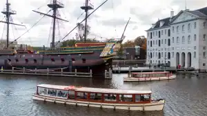 Zijkant boot Old queen voor scheemsvaartmuseum