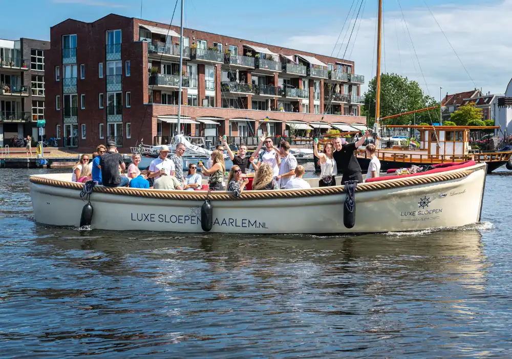 Bedrijfsuitje op een sloep in Haarlem