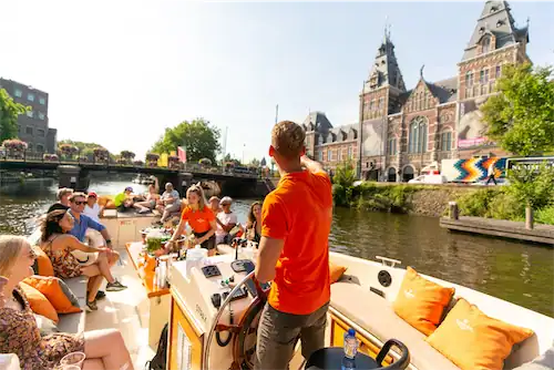 ervaren schipper en gids tijdens het varen