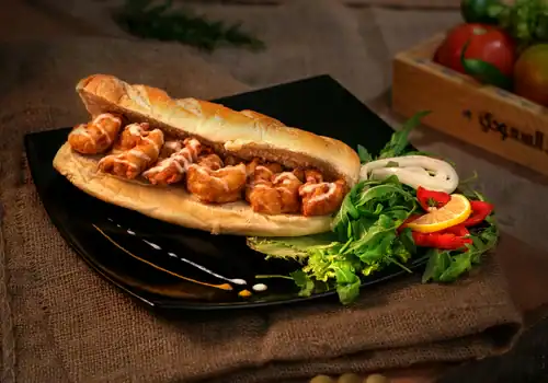 belegd broodje op een bord