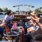 Menschen fotografieren auf einer Bootstour in Amsterdam