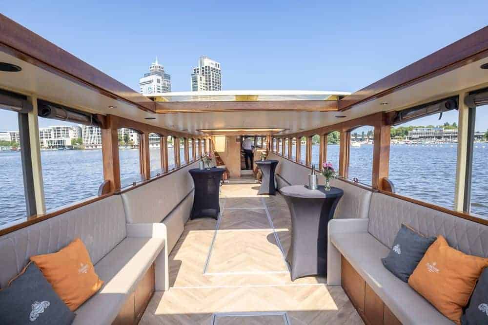 Bedrijfsfeest op een luxe salonboot