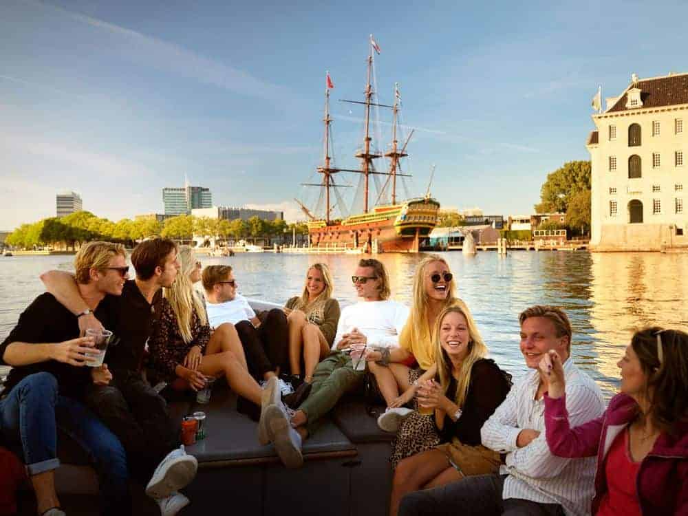 Gezellige groep mensen op een boot in de zomer in Amsterdam