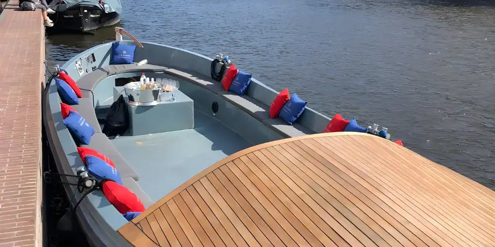 Apsara sloep varend in zomer over Amsterdamse grachten