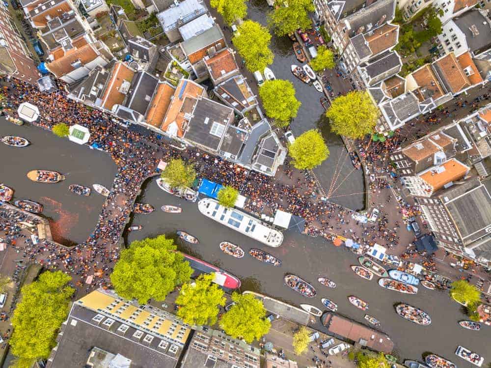 Luftaufnahme von Amsterdam während der Feierlichkeiten zum Königstag