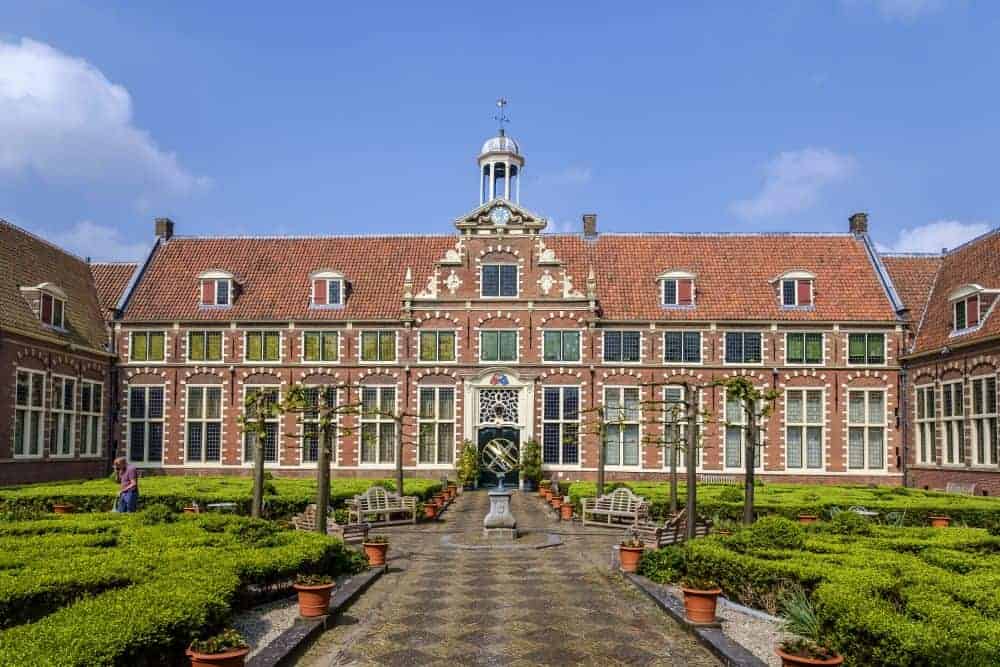 Het Frans Hals Museum in Haarlem vanaf de achterkant