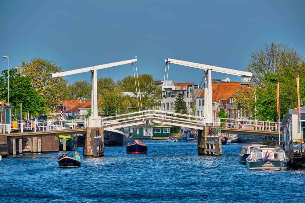Gravestenenbrug over de grachten in Haarlem