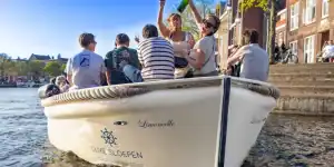 Groep drinkende mensen op de Limoncello