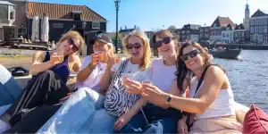 Groep drinkende mensen op de Principessa