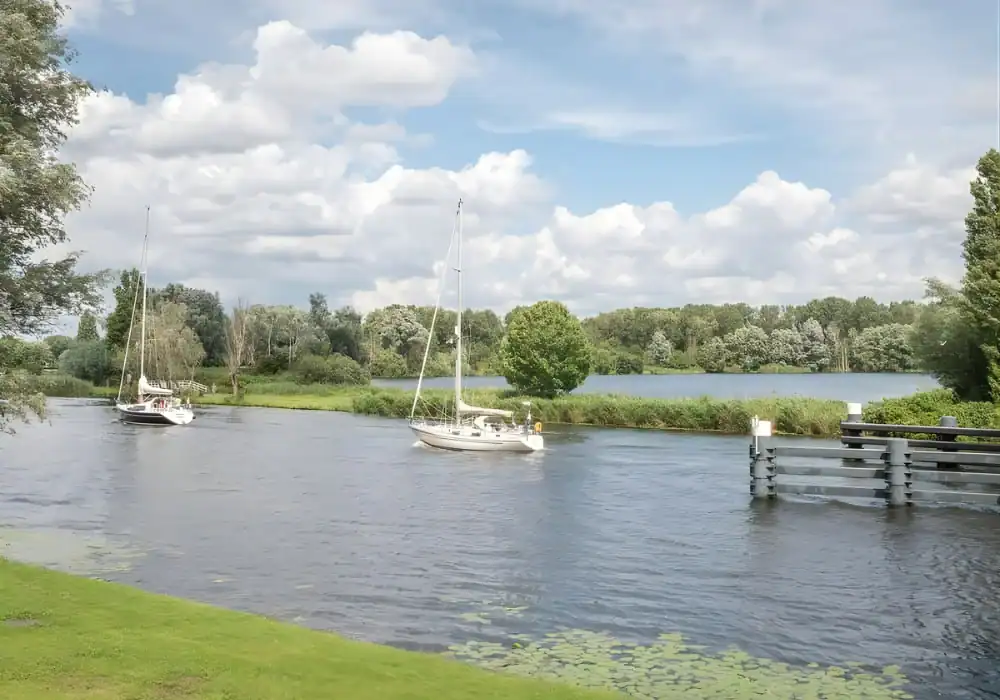 Boats sailing across a lake in the beautiful Nel