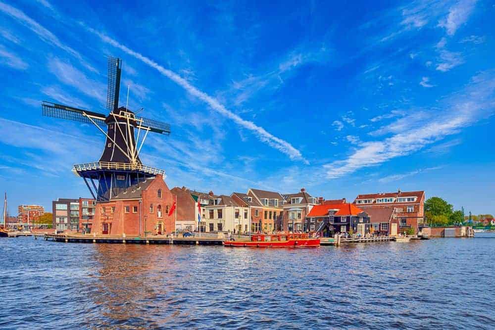 Varen langs Molen de Adriaan in Haarlem