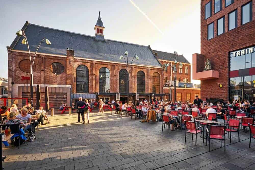 De Jopenkerk in Haarlem met terras buiten