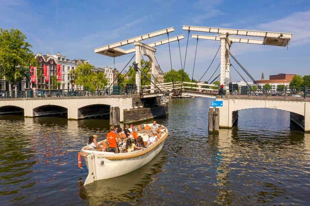 Varen over de grachten in Amsterdam