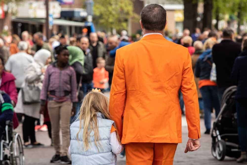 Man in oranje pak tijdens Koningsdag in Amsterdam