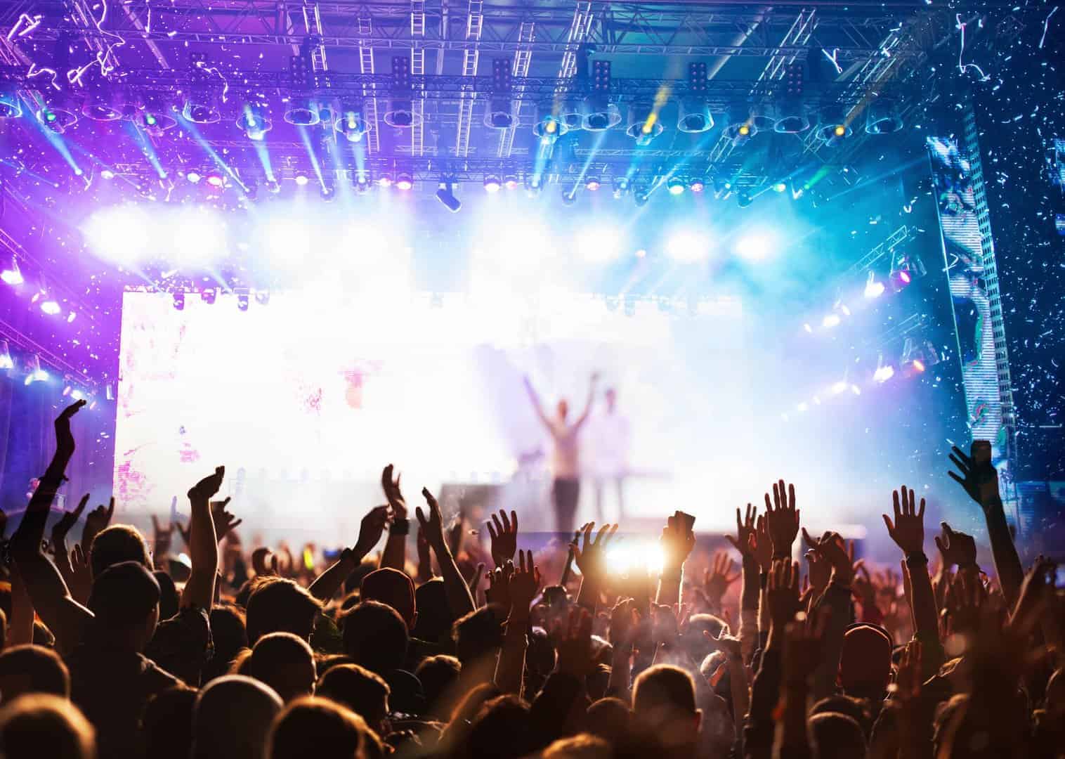 Mensen op een festival