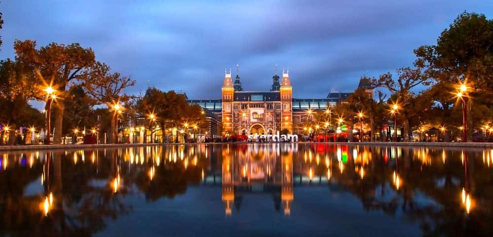 Museum bei Nacht Amsterdam