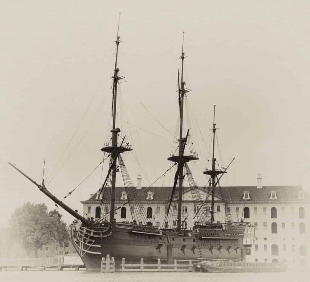 Altes Schiff vor dem Schifffahrtsmuseum