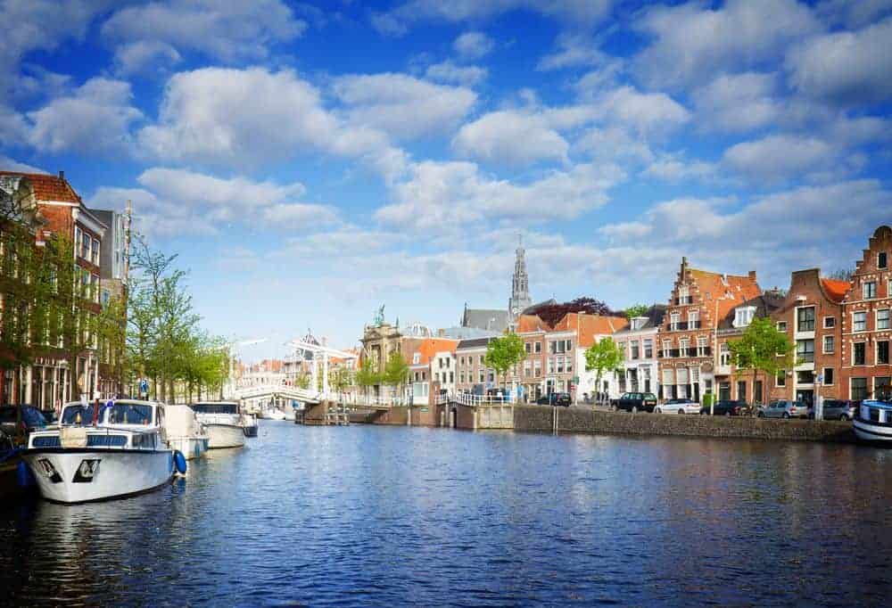 De oude gracht in Haarlem